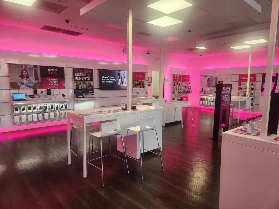 Foto del interior de la tienda T-Mobile en Beverly Blvd & Detroit, Los Angeles, CA