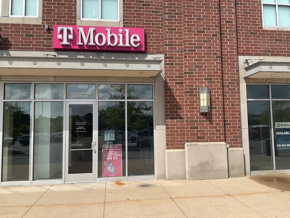  Exterior photo of T-Mobile Store at Crossroads Town Center, Howell, MI 