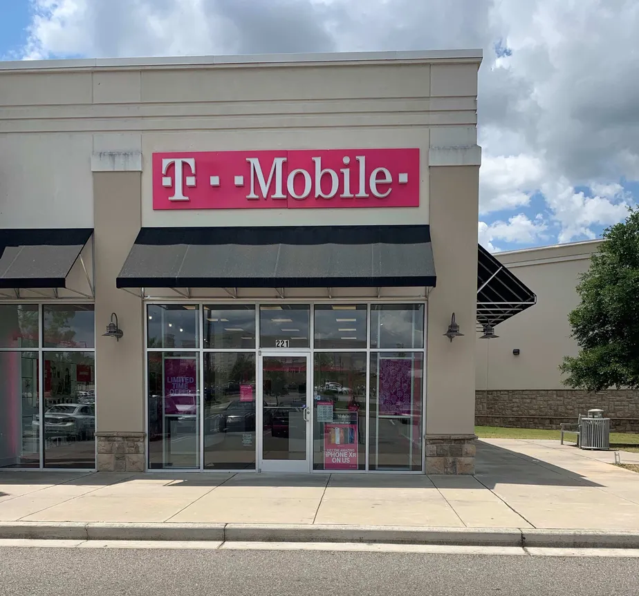 Foto del exterior de la tienda T-Mobile en Henry Blvd & Brannen St, Statesboro, GA