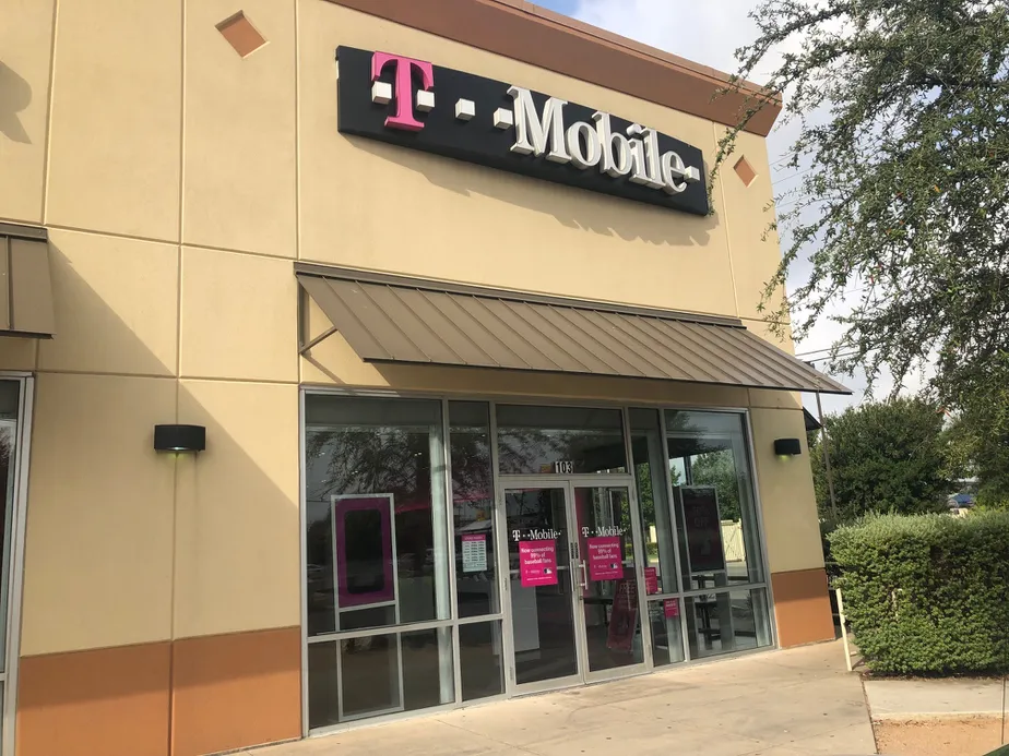Foto del exterior de la tienda T-Mobile en Alamo Ranch Shopping Center, San Antonio, TX