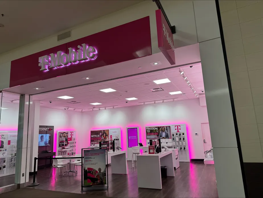  Exterior photo of T-Mobile Store at Eden Prairie Center, Eden Prairie, MN 