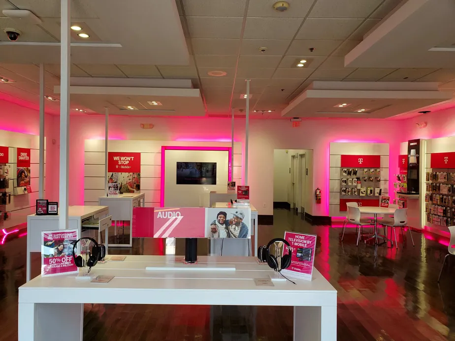 Foto del interior de la tienda T-Mobile en Old York Rd & Church Rd, Elkins Park, PA