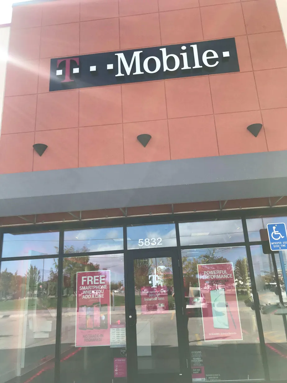 Foto del exterior de la tienda T-Mobile en Douglas & Merle Hay, Des Moines, IA