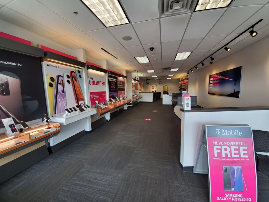 Foto del interior de la tienda T-Mobile en N Greenbush Rd & Troy Rd, Rensselaer, NY