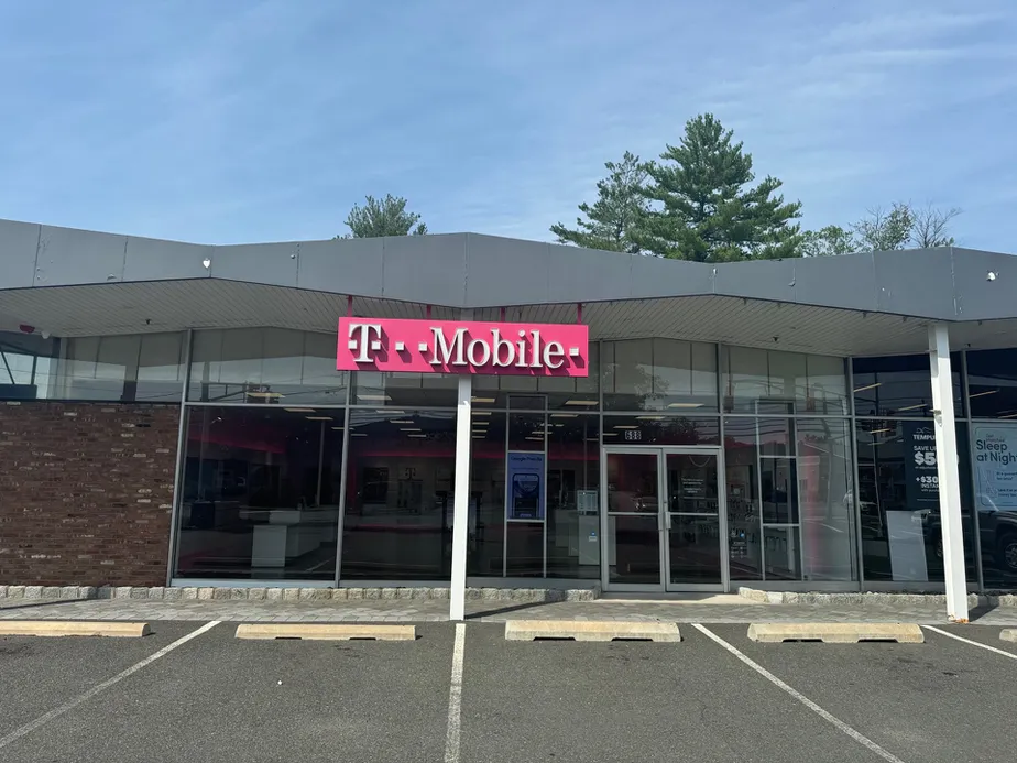  Exterior photo of T-Mobile Store at Morris Turnpike & Broad St, Short Hills, NJ 