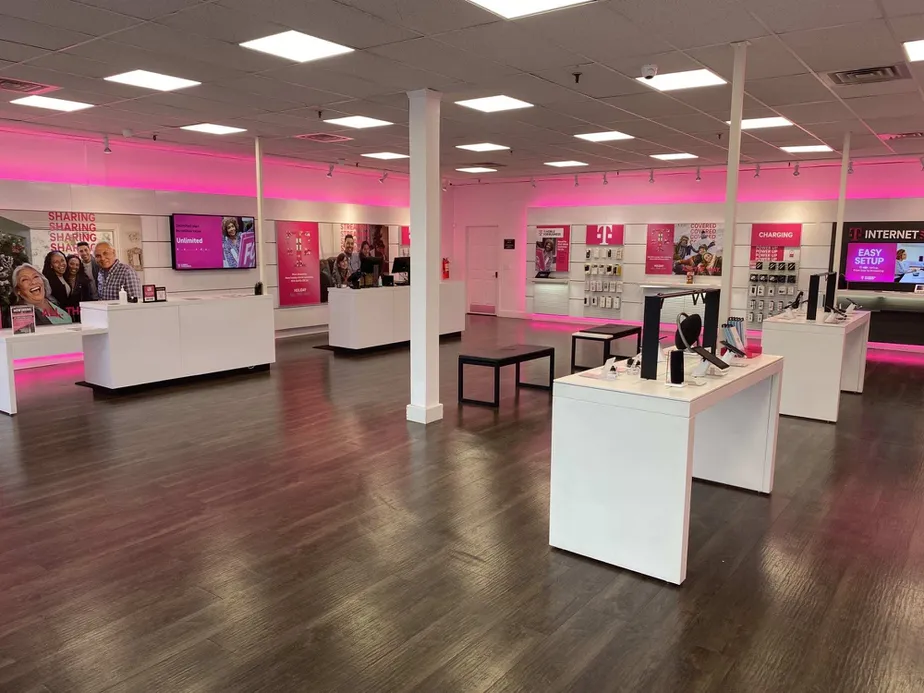 Foto del interior de la tienda T-Mobile en Morris Turnpike & Broad St, Short Hills, NJ