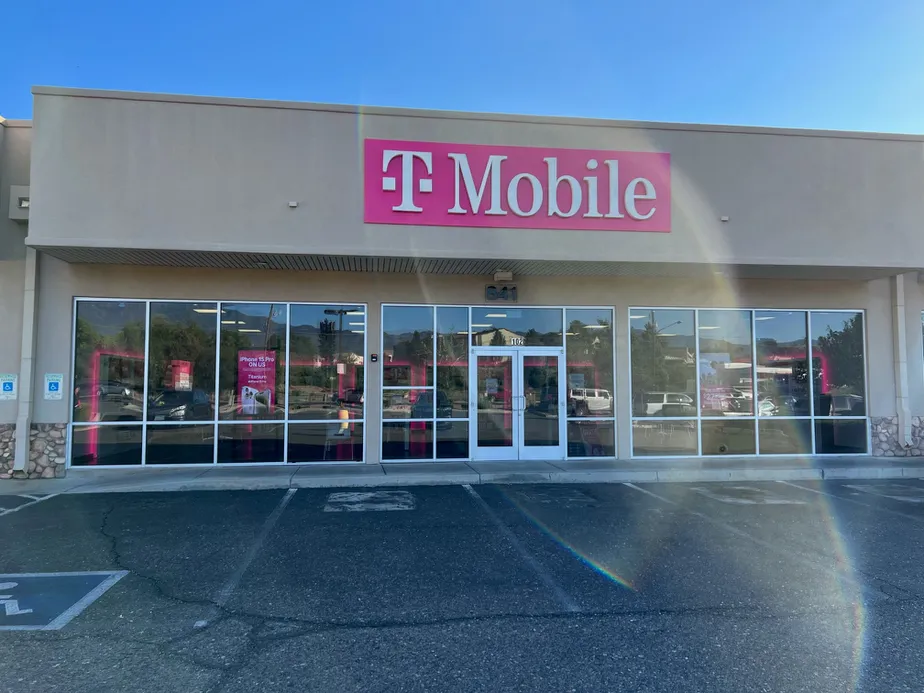 Foto del exterior de la tienda T-Mobile en Main & Camino Real, Cottonwood, AZ