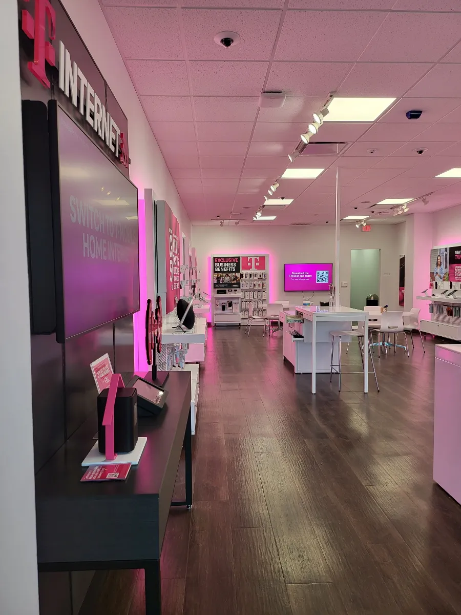 Foto del interior de la tienda T-Mobile en E End Blvd N & Lawson St, Marshall, TX