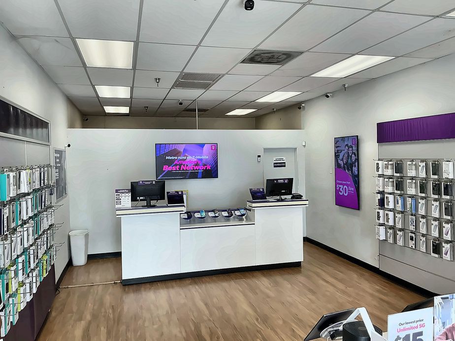Metro by T-Mobile 322 E Brown Rd - 322 E Brown Rd 