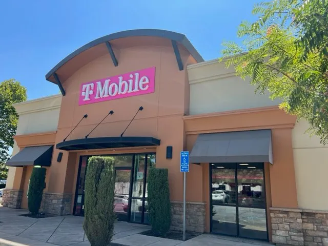 Foto del exterior de la tienda T-Mobile en Blackstone and Herndon, Fresno, CA
