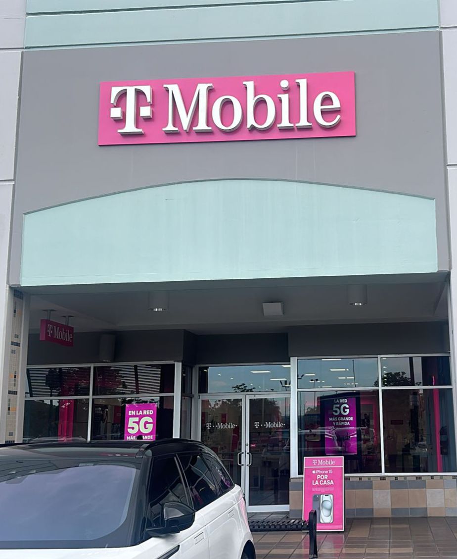 Exterior photo of T-Mobile Store at El Monte Town Center, Coto Laurel, PR