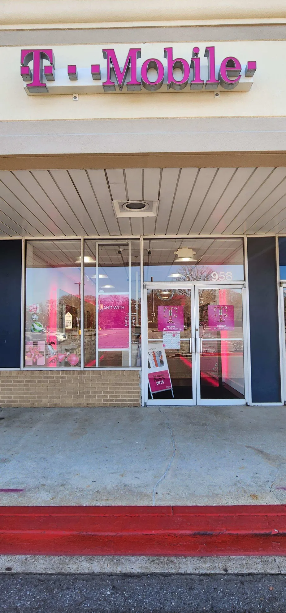 Foto del exterior de la tienda T-Mobile en Bay Forest Center, Annapolis, MD