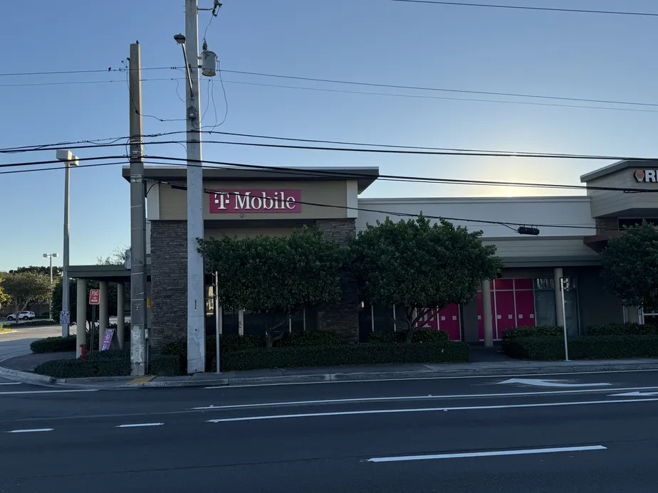  Exterior photo of T-Mobile Store at N Federal Hwy & Ne 15th Street, Ft Lauderdale, FL 