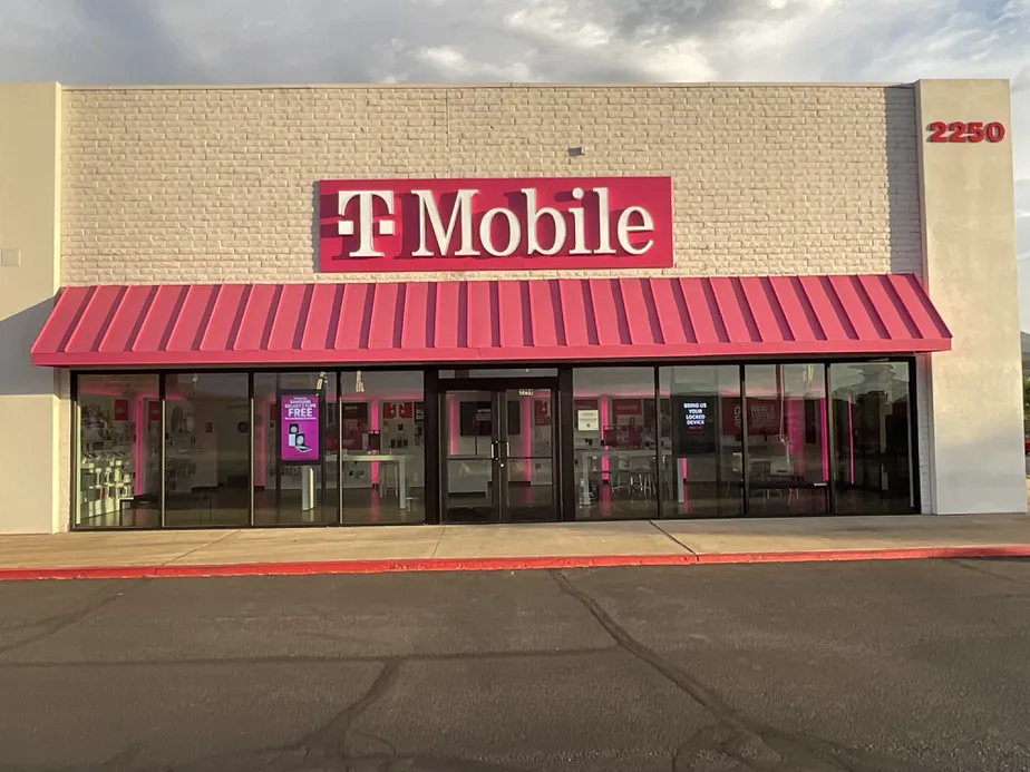  Exterior photo of T-Mobile Store at Hwy 60 & Russell, Miami, AZ 