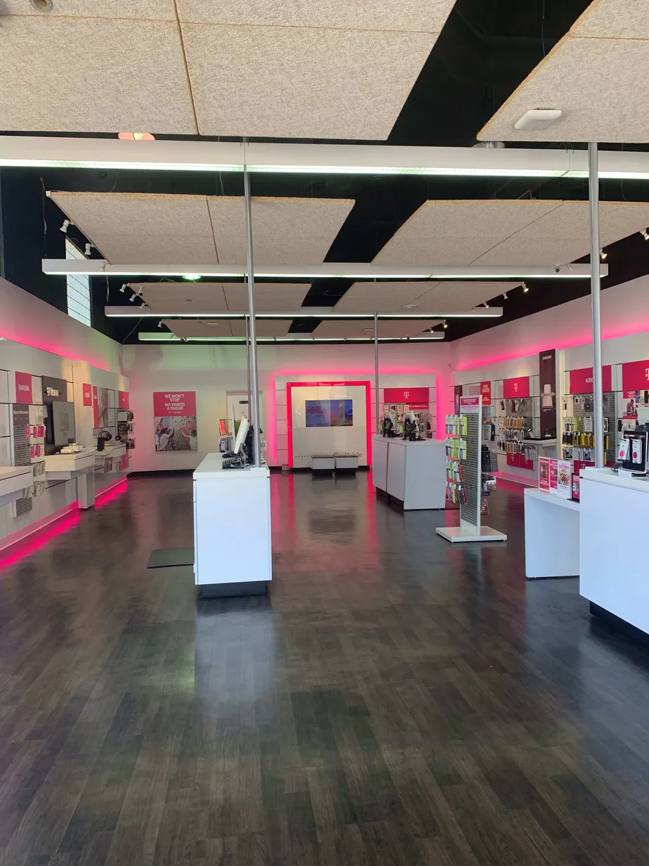 Foto del interior de la tienda T-Mobile en N Avalon Blvd & E I St, Wilmington, CA