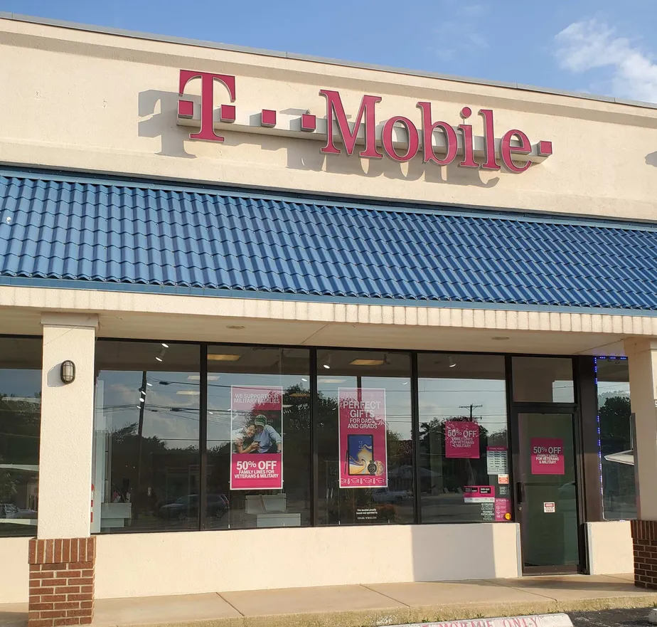  Exterior photo of T-Mobile store at Brainerd Rd & Debra Rd, Chattanooga, TN 