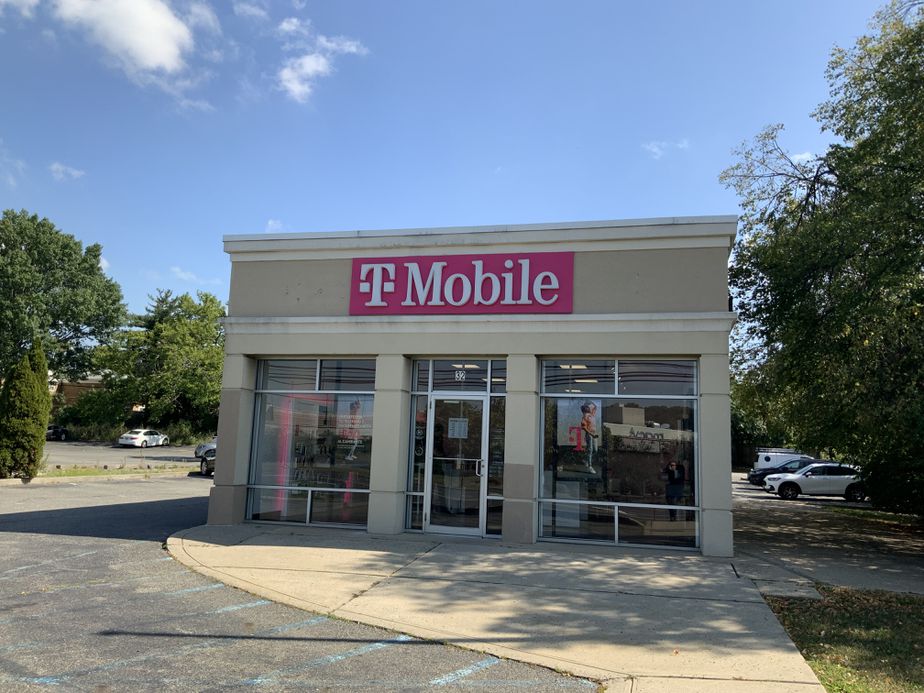 Exterior photo of T-Mobile Store at Parsonage Road, Edison, NJ