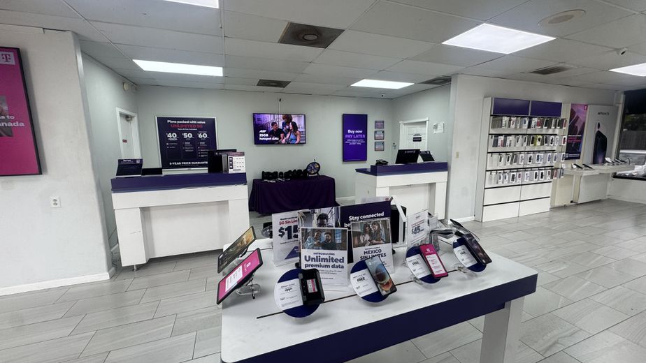 Metro by T-Mobile 820 N Frazier St - 820 N Frazier St 