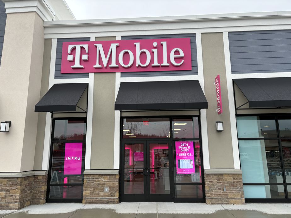 Exterior photo of T-Mobile Store at Hanover Crossing, Hanover, MA