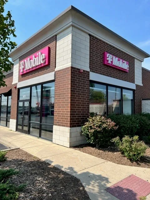  Exterior photo of T-Mobile Store at Golf & Milwaukee, Niles, IL 