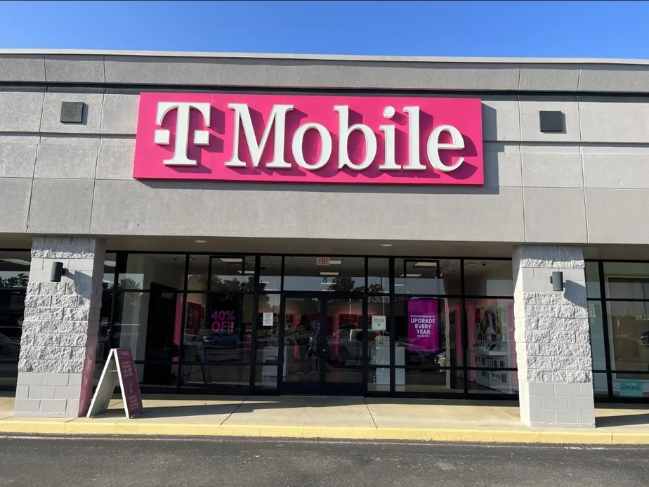 Exterior photo of T-Mobile Store at St Robert Blvd & Carson Blvd, Saint Robert, MO