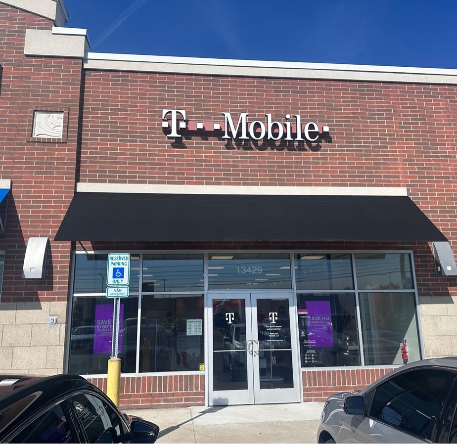 Exterior photo of T-Mobile Store at Middlebelt & I-96, Livonia, MI