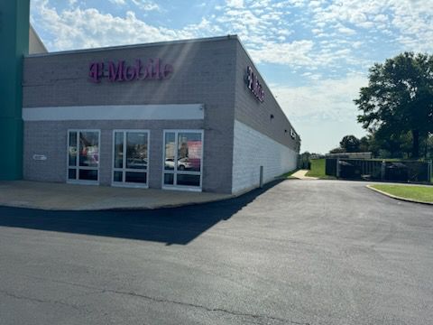 Exterior photo of T-Mobile Store at E Roosevelt Blvd & Adams Ave, Philadelphia, PA