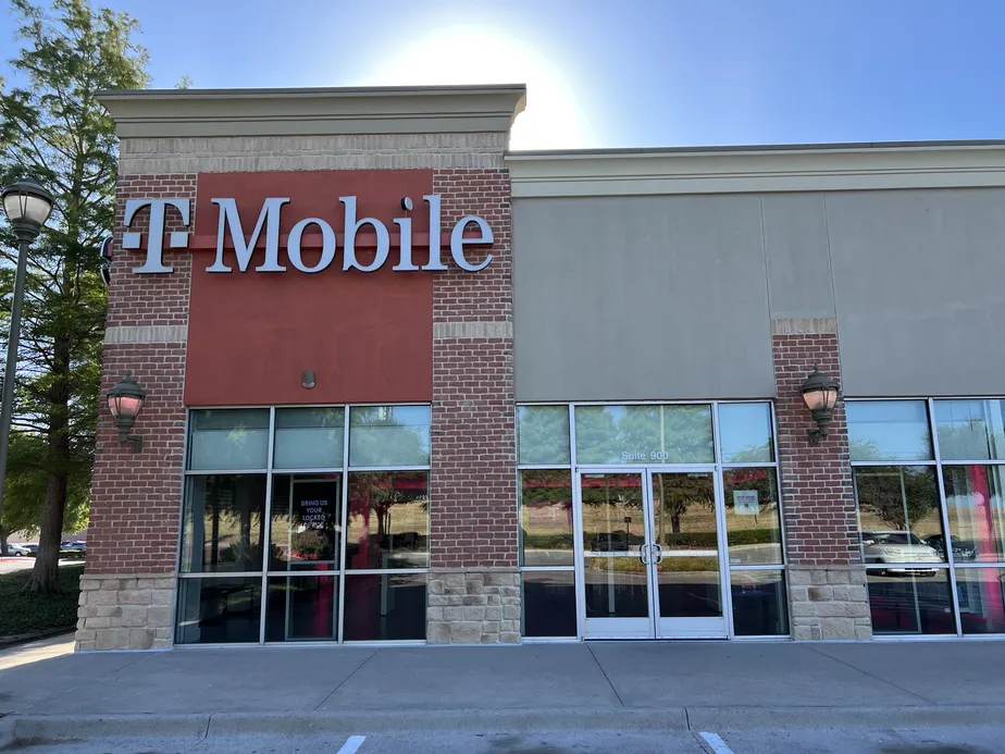 Exterior photo of T-Mobile Store at 121 & Glade, Euless, TX