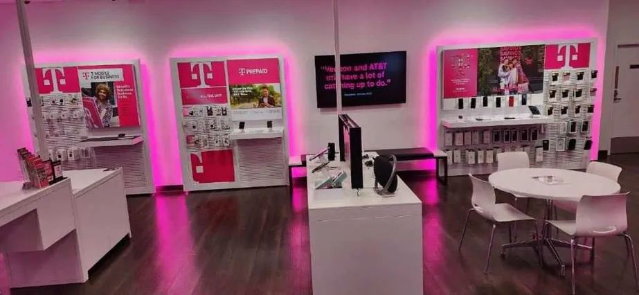 Foto del interior de la tienda T-Mobile en Southland Mall-Houma LA, Houma, LA