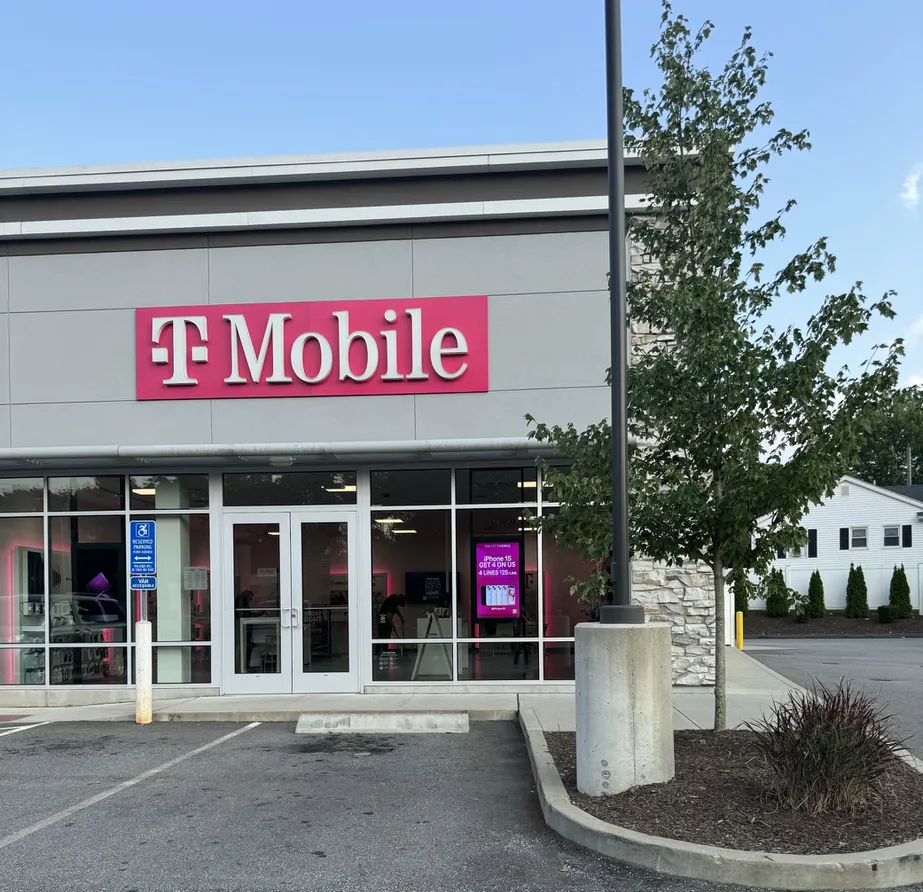  Exterior photo of T-Mobile Store at Salem Tnpk & New London Tnpk, Norwich, CT 