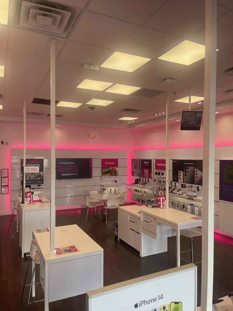  Interior photo of T-Mobile Store at Avalon & Broadway, Muscle Shoals, AL 