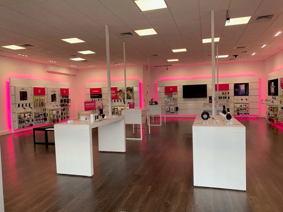 Foto del interior de la tienda T-Mobile en Main & Chapman, Orange, CA