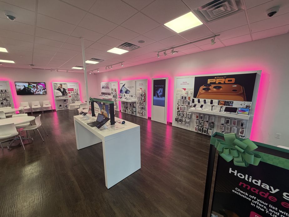  Interior photo of T-Mobile Store at Frey Ln & Lincoln Hwy, Fairview Heights, IL 