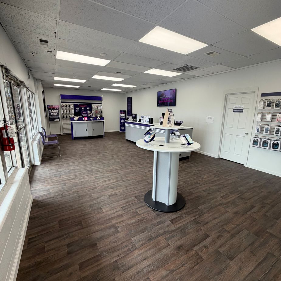 Metro by T-Mobile 11032 E US Highway 40 - 11032 E US Highway 40 