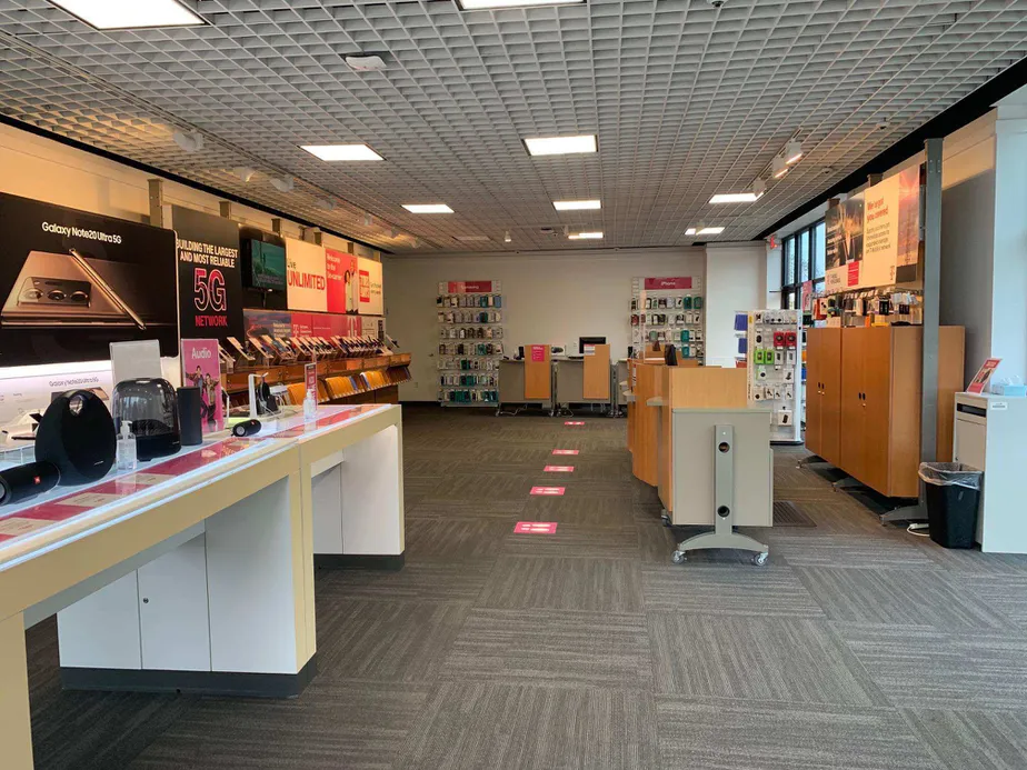 Foto del interior de la tienda T-Mobile en Portsmouth Blvd & Gum Rd, Chesapeake, VA
