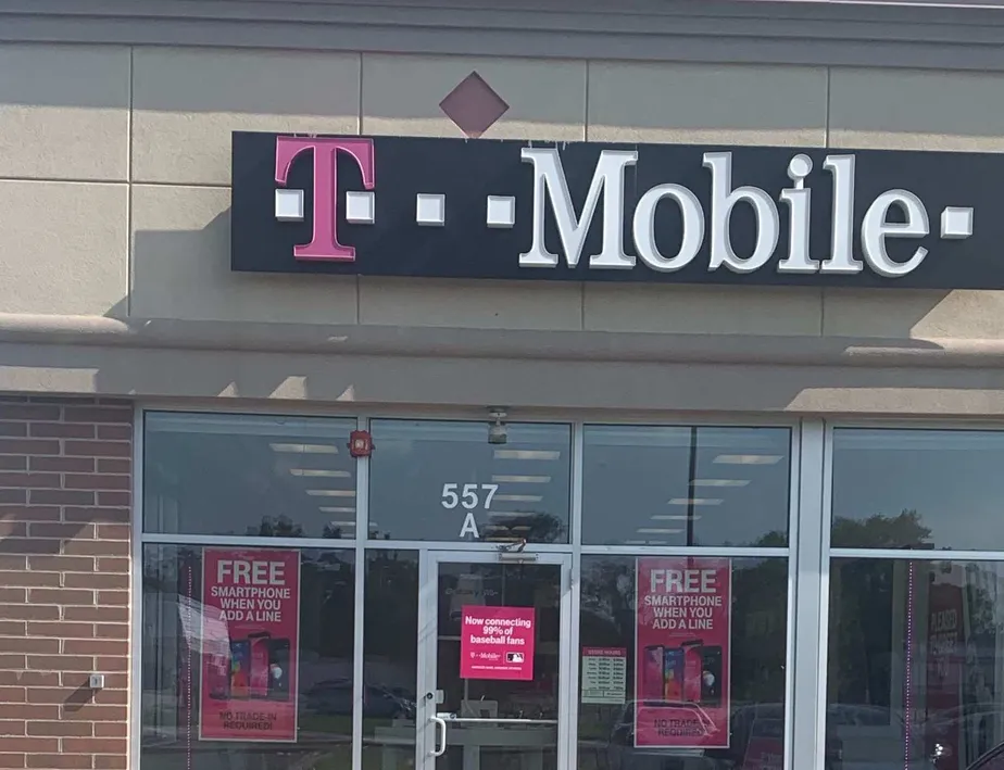 Exterior photo of T-Mobile store at 14th & Hilltop 2, Chicago Heights, IL