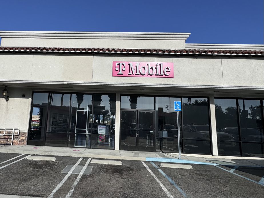 Exterior photo of T-Mobile Store at Sepulveda & Crenshaw, Torrance, CA