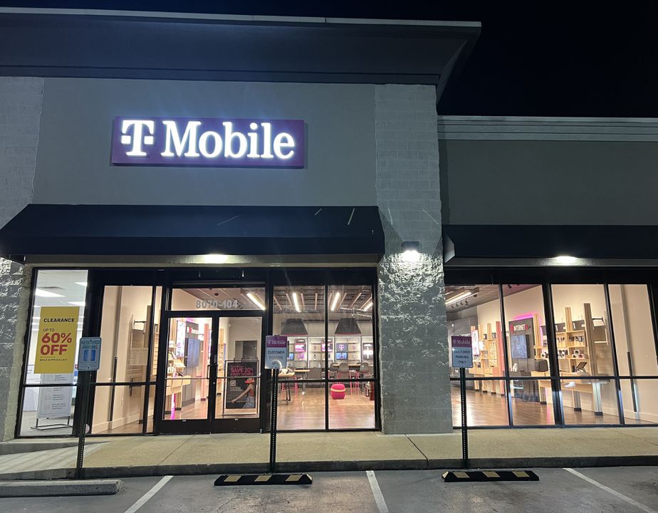 Exterior photo of T-Mobile Store at US 64 & Germantown Parkway, Bartlett, TN