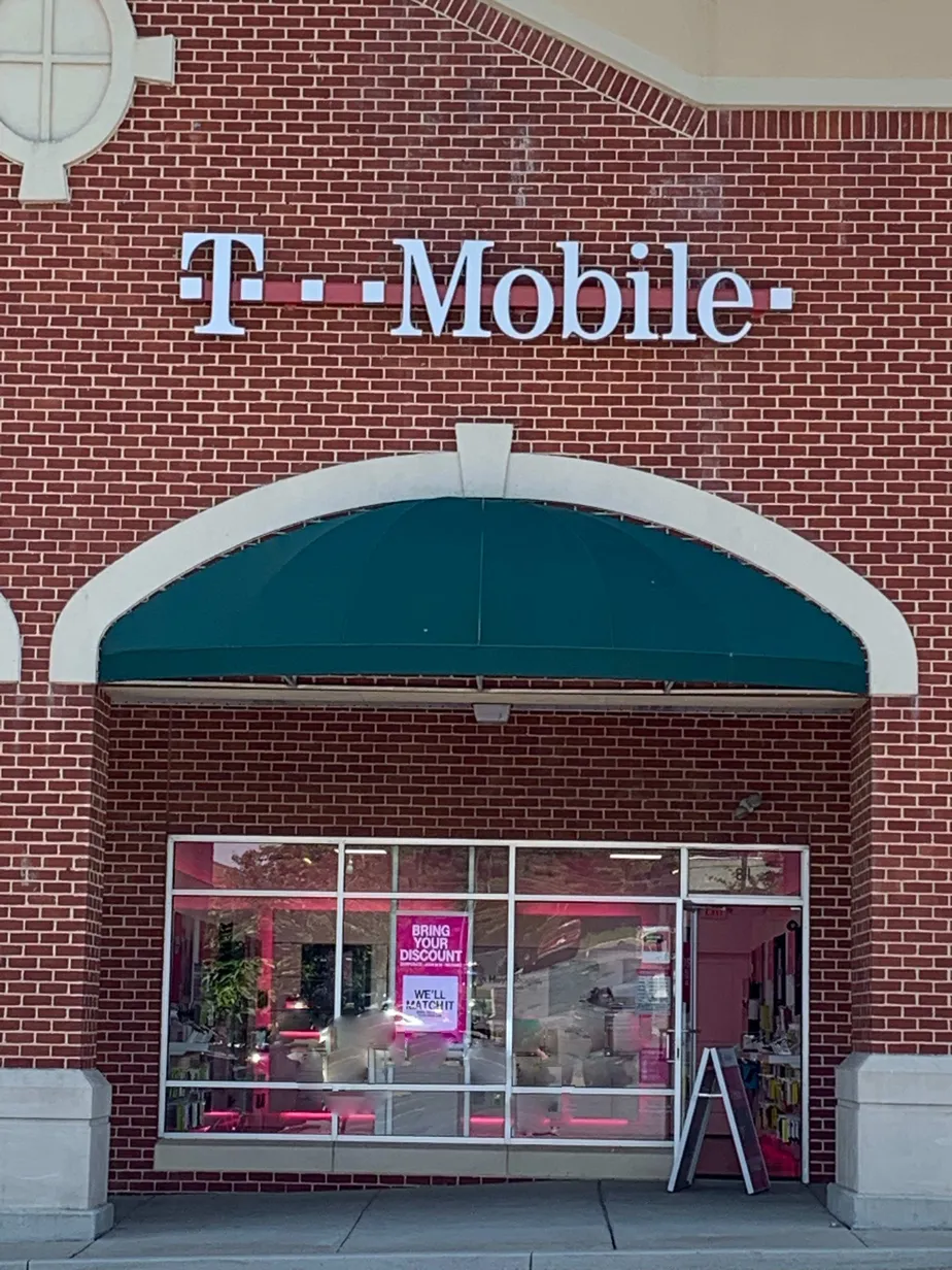 Foto del exterior de la tienda T-Mobile en Gap Newport Pike & Hepburn Rd, Avondale, PA