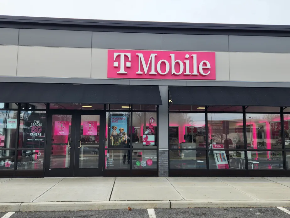 Foto del exterior de la tienda T-Mobile en Susie Wilson Rd & College Pkwy, Essex Junction, VT