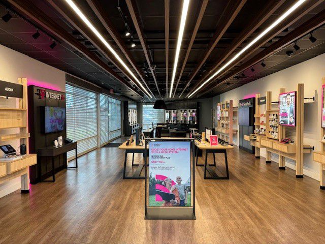Interior photo of T-Mobile Store at Sandford & Columbus, Mount Vernon, NY