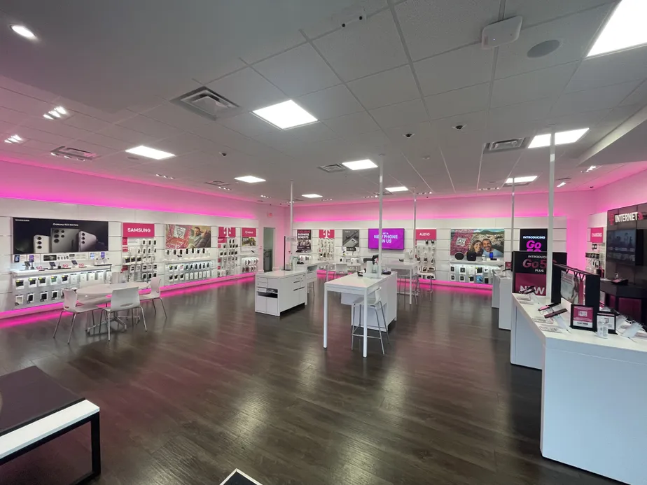 Foto del interior de la tienda T-Mobile en Spalding Village, Griffin, GA