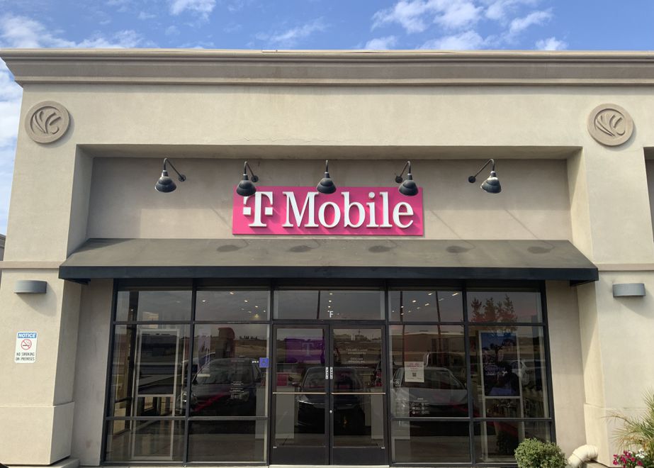 Exterior photo of T-Mobile Store at Lerdo & Beech, Shafter, CA