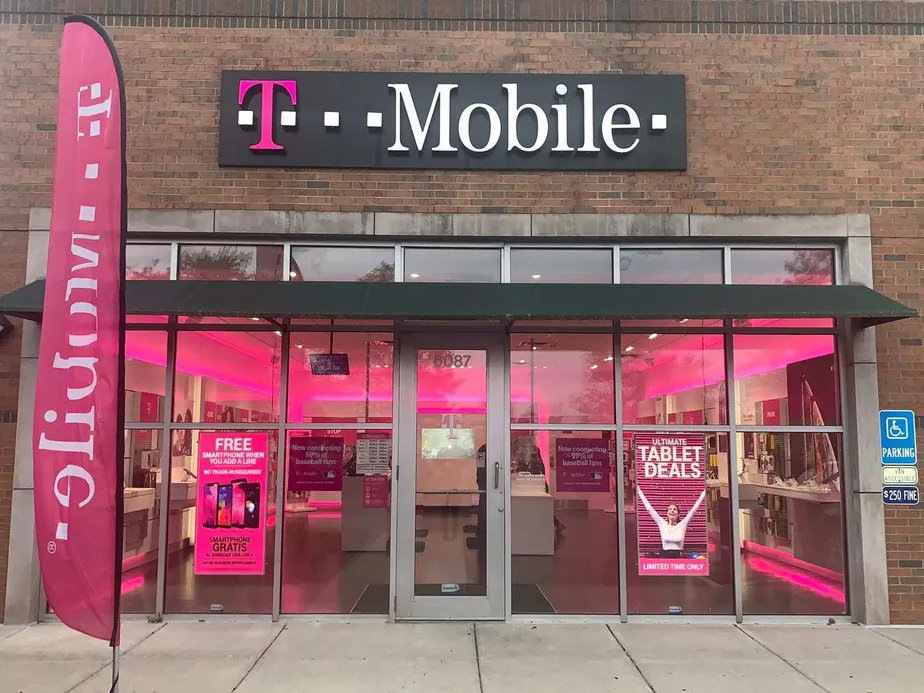  Exterior photo of T-Mobile store at Parkcenter Circle & Paul Blazer Parkway, Dublin, OH 