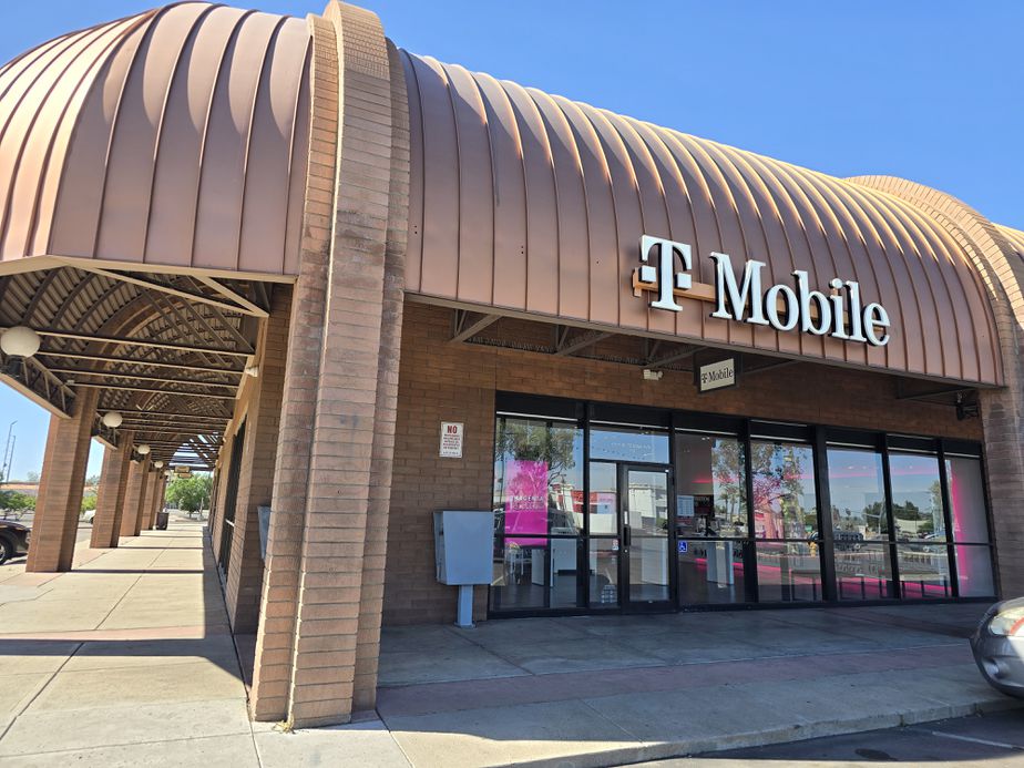 Exterior photo of T-Mobile Store at 67th & Peoria, Peoria, AZ