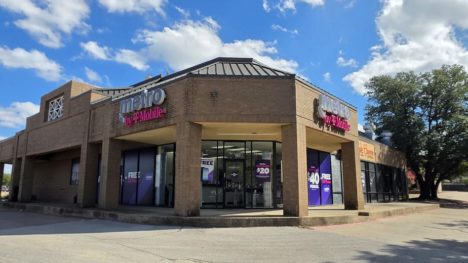 Metro by T-Mobile 2410 E Arkansas Ln - 2410 E Arkansas Ln 