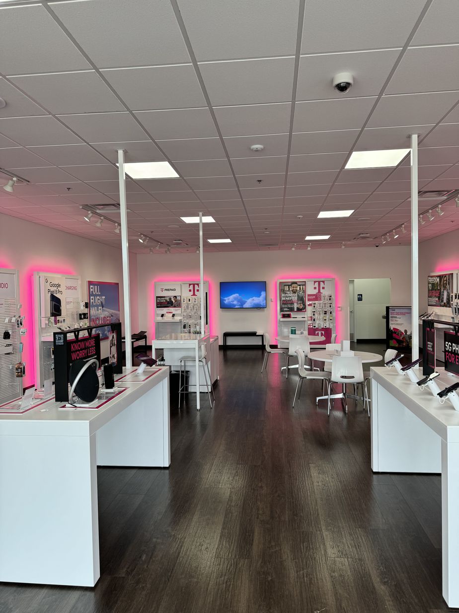  Interior photo of T-Mobile Store at US Hwy 60 & Chapell Dr, Monett, MO 