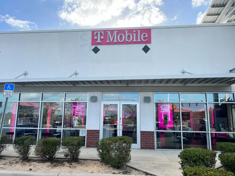Exterior photo of T-Mobile Store at Roper Blvd & S Hwy 27, Clermont, FL
