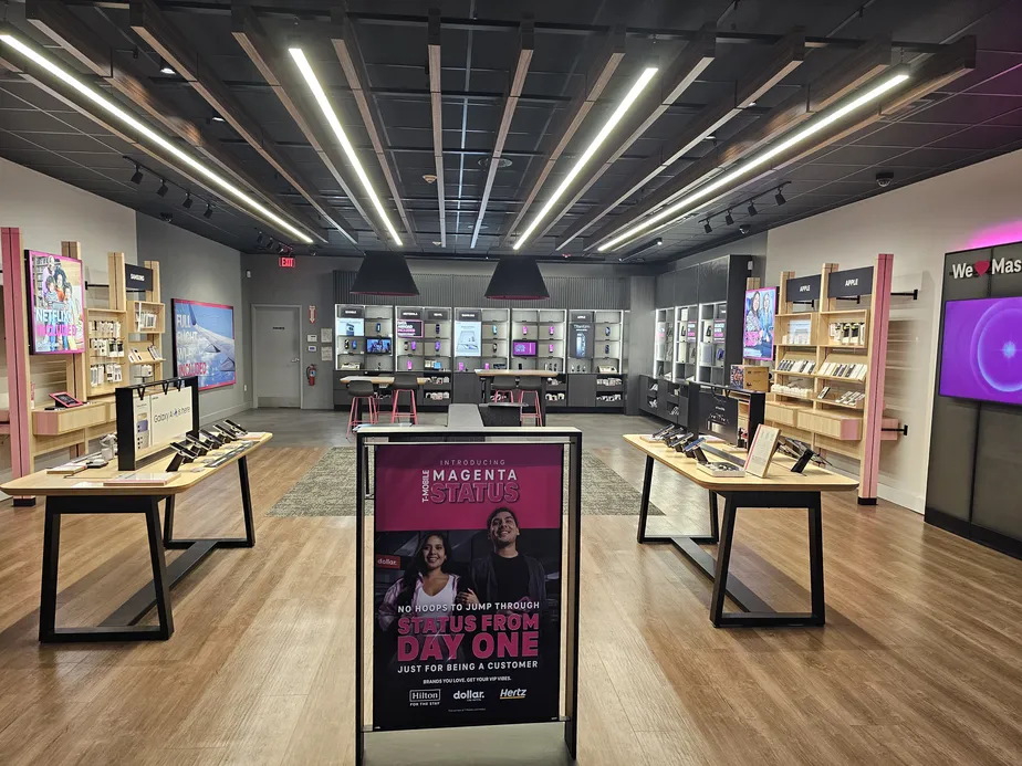 Foto del interior de la tienda T-Mobile en Paradise & Vinnin, Swampscott, MA