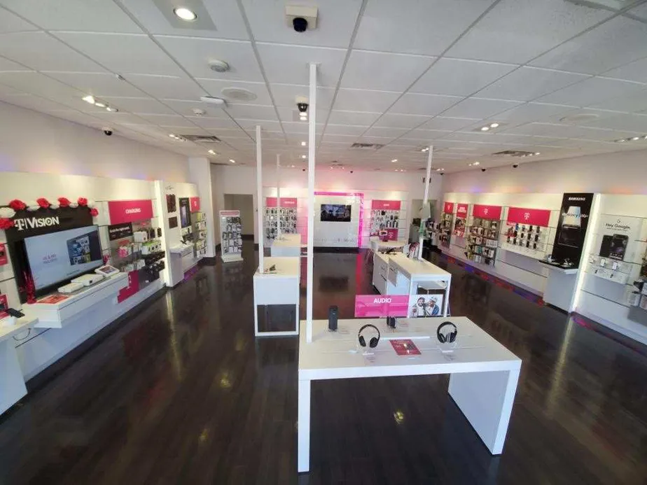 Foto del interior de la tienda T-Mobile en Lansdowne Ave & State Rd, Upper Darby, PA